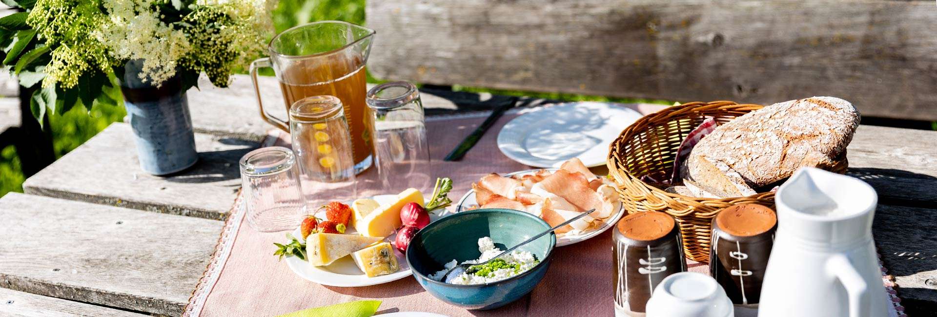 Jause im Garten mit Bio Hofprodukten