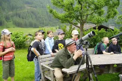 06_biohof_redlerhof_ranger-mit-teleskop-im-garten