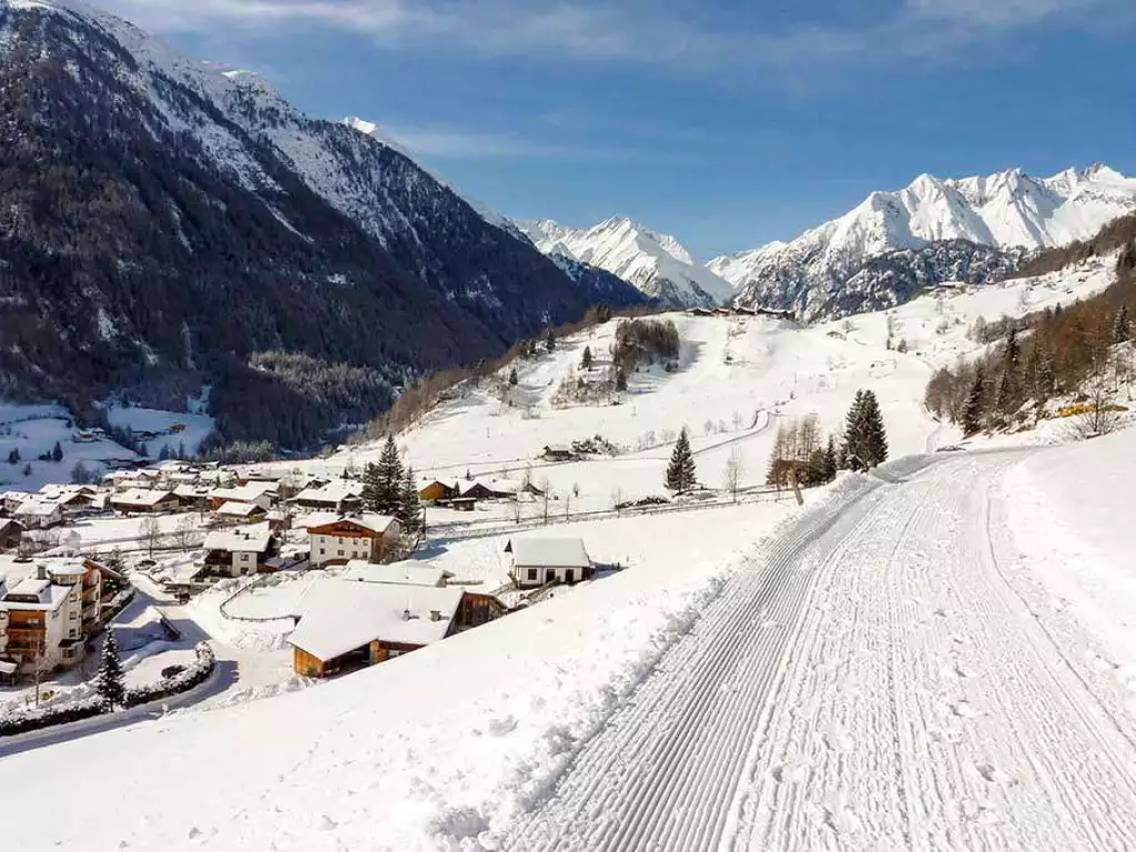 Winterwanderweg mit Blick auf Prägraten
