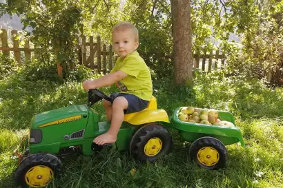 01_redlerhof_Adrian-bei-der-Apfelernte
