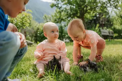 04_redlerhof_spielen-mit-den-Hasen