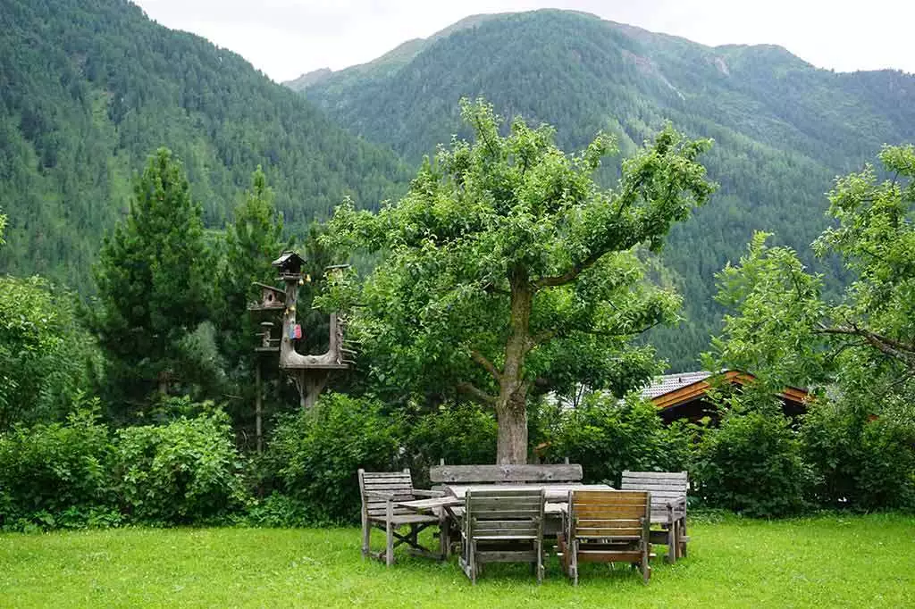 Garten mit Sitzgelegenheit und Baumhaus