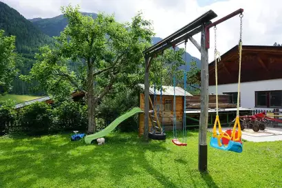 12_biohof_redlerhof_Spielplatz