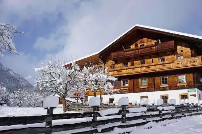03_biohof_redlerhof_Hausansicht-Redlerhof-Winter