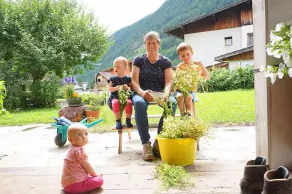 07_redlerhof_Kamillienblueten-ernte-mit-Oma-Liesl