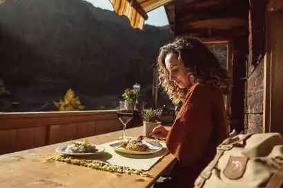 Kulinarik-Unterstalleralm_TVB-Osttirol_Attic-Film-GmbH_Innervillgraten