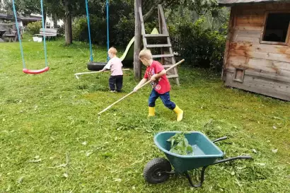 04_redlerhof_gras-rechen