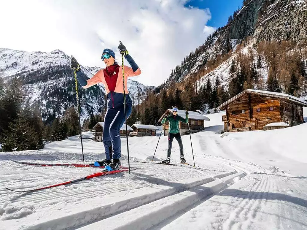 2 Langläufer geniessen ihre Tour